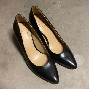 Naturalizer black leather pumps. EUC.